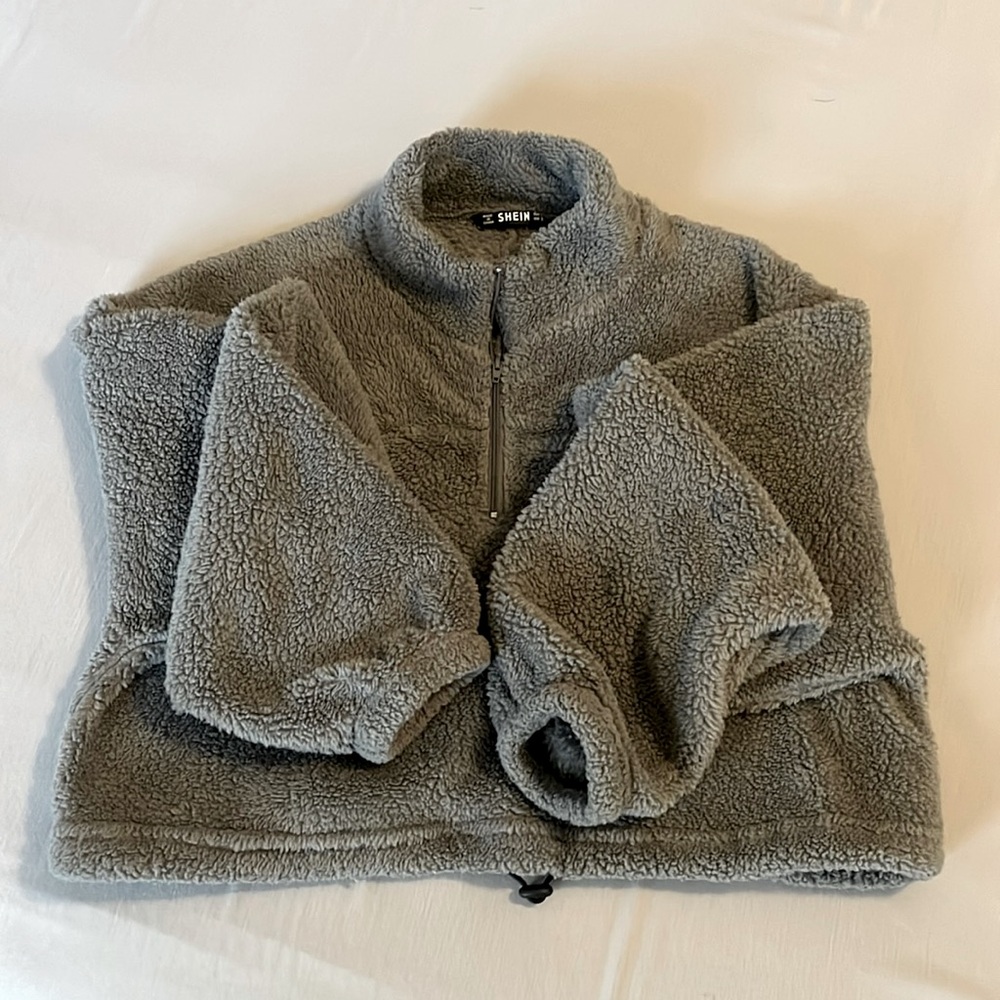 SHEIN gray cropped fuzzy long sleeve top
Size small